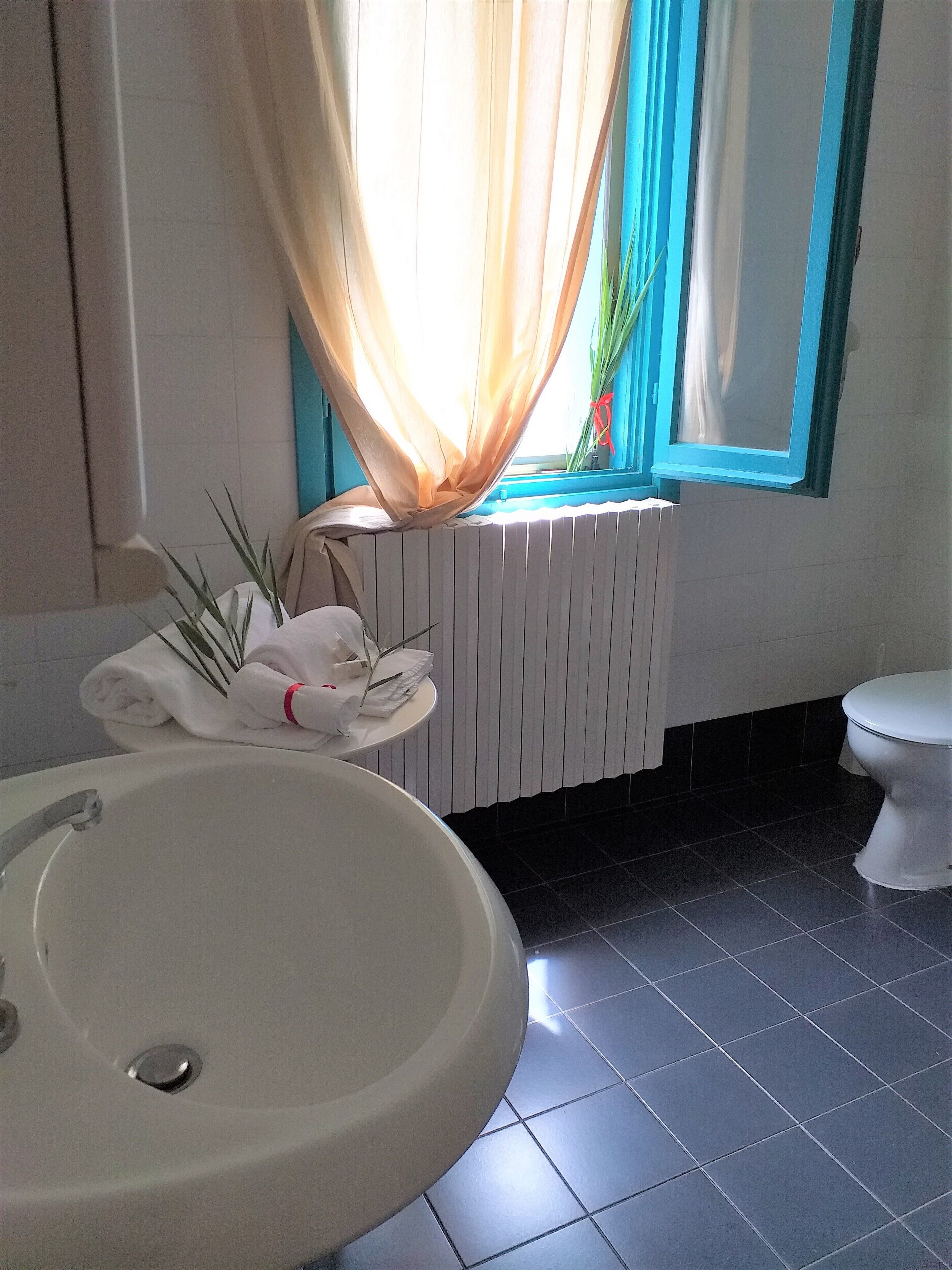 family quadruple room, park view | bathroom | shower, designer toiletries, hair dryer, bidet