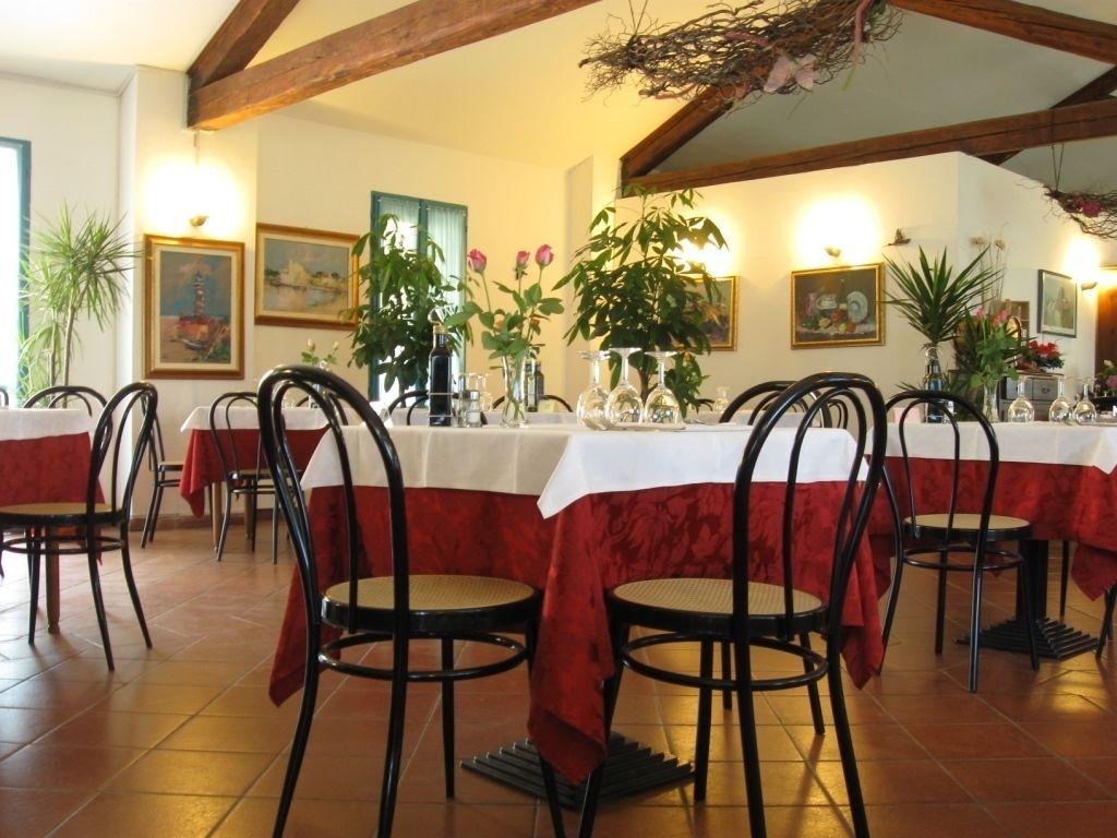 lunch, dinner served; seafood, garden views