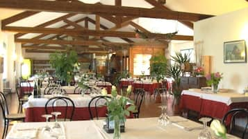 Serveert lunch, diner, visgerechten, tuinzicht 