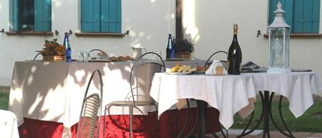 Déjeuner et dßner servis sur place, vue sur le jardin