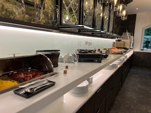 Petit déjeuner buffet servi tous les jours en supplément