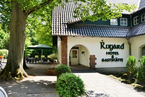 A traditional building with a sign reading "Rugard Hotel & Gaststätte".