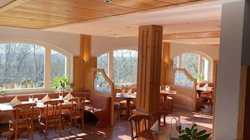 Breakfast, lunch, dinner served; Regional cuisine