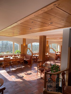 供应早餐、午餐和晚餐，地区菜