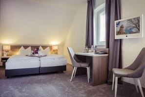 Habitació doble estàndard | Caixa forta a l'habitació, mobiliari individual i escriptori 
