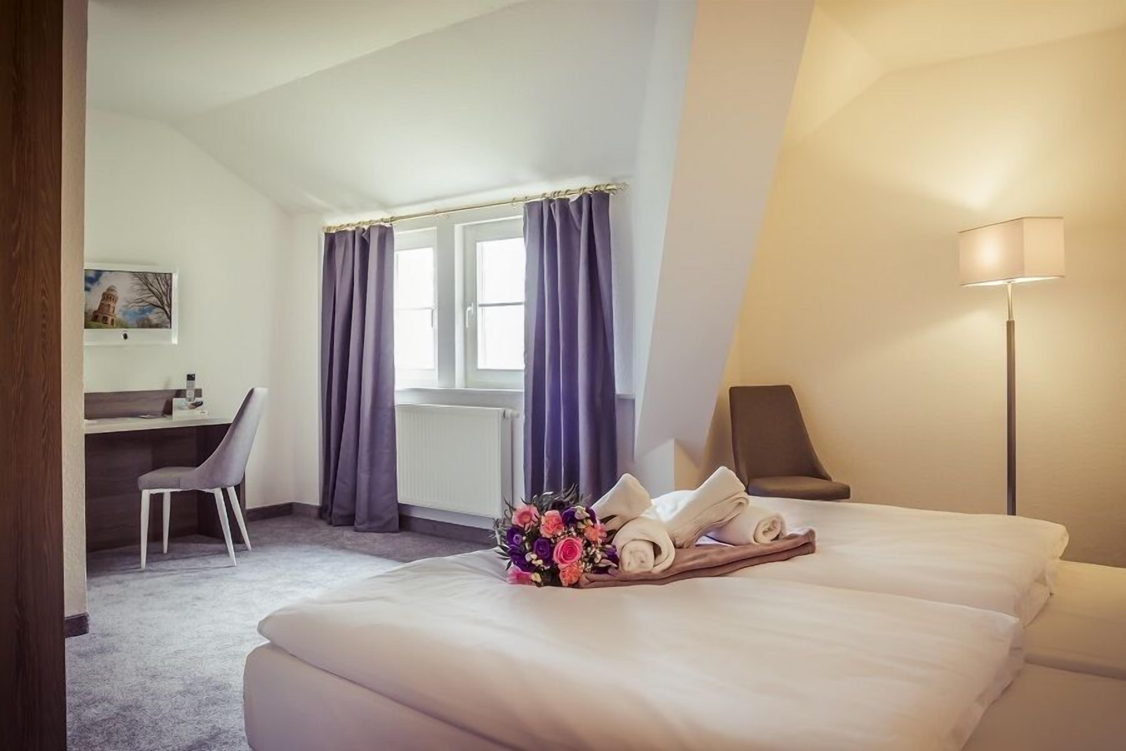 standard double room | in-room safe, individually furnished, desk, soundproofing