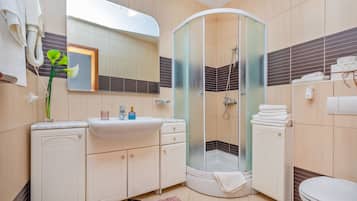 Suite Superior, Pemandangan Laut, dengan Teras | Kamar mandi | Shower, perlengkapan mandi gratis, pengering rambut, dan sandal
