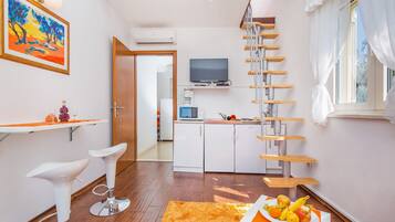 Kamar Desain, Pemandangan Laut, dengan Teras | Ruang keluarga | TV dan pemutar DVD