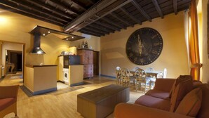 Penthouse (Via dei Serpenti) | Living room | TV - Manfredi Luxury Apartments (Rome)