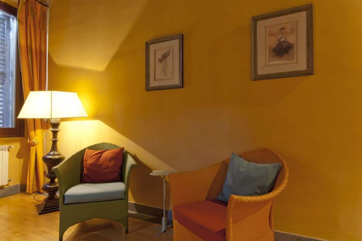 Penthouse (Via dei Serpenti) | Woonruimte | Een televisie