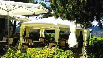 Petit déjeuner, déjeuner et dßner servis sur place, vue sur le jardin