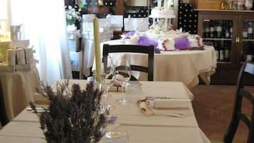 FrĂŒhstĂŒck, Mittagessen, italienische KĂŒche, Blick auf den Garten