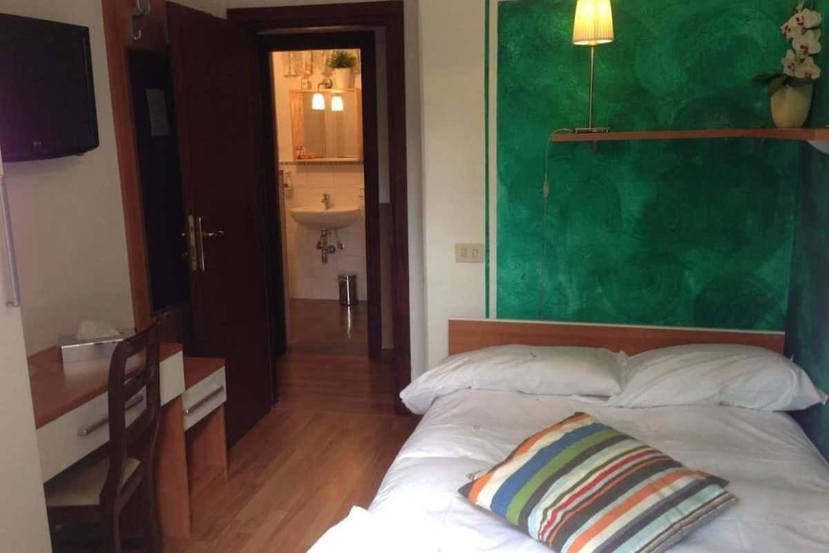 Economy Double Room | Egyptian cotton sheets, premium bedding, down duvets, in-room safe