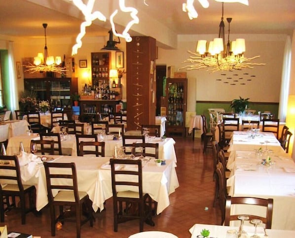 Breakfast, lunch, dinner served; Italian cuisine, garden views