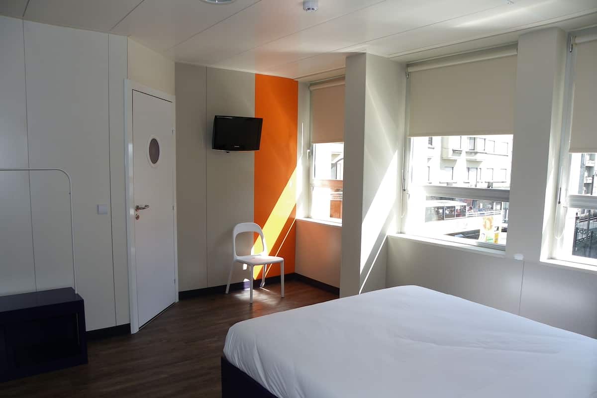 In-room safe, blackout drapes, soundproofing, cribs/infant beds