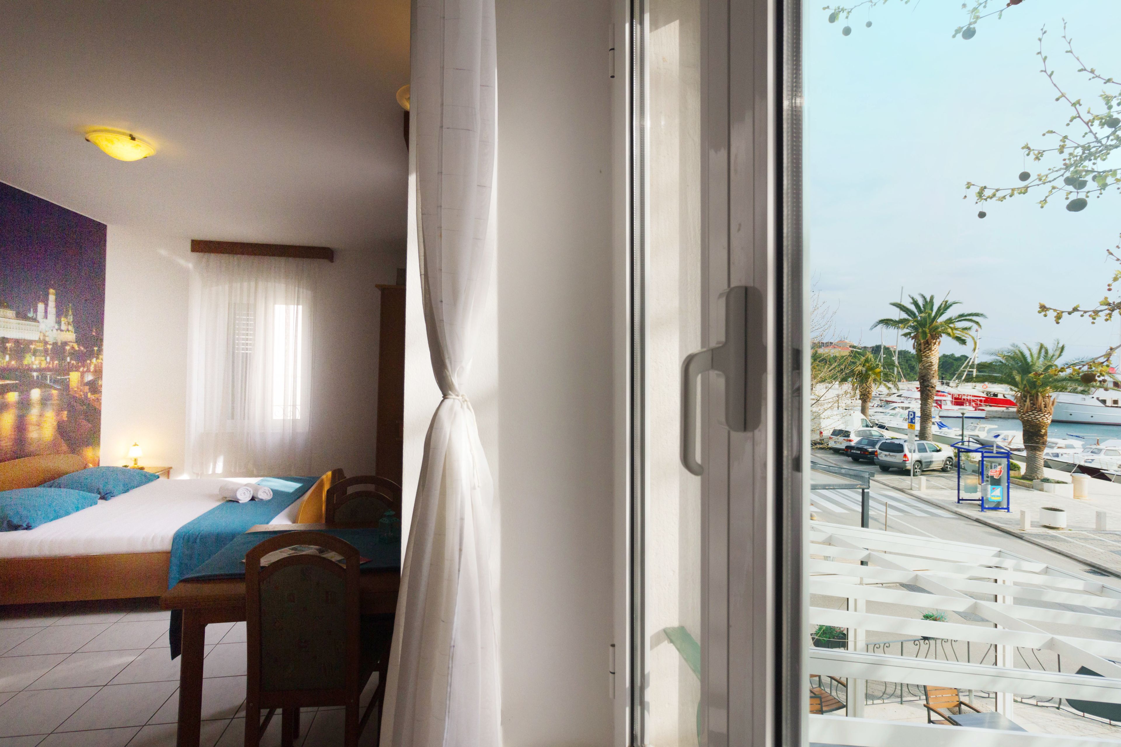 Dobbeltrom, tekjøkken | Skrivebord, skrivebord for bærbar PC og barnesenger (inkludert)