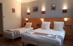 Habitació triple estàndard | 1 dormitori i matalassos de la marca Select Comfort 