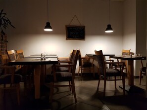 Se sirven desayunos, almuerzos, cenas y cocina regional 