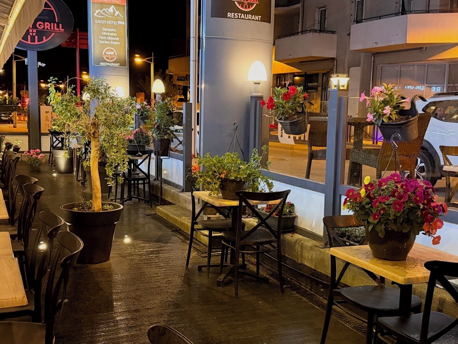 Petit déjeuner, déjeuner et dîner servis sur place
