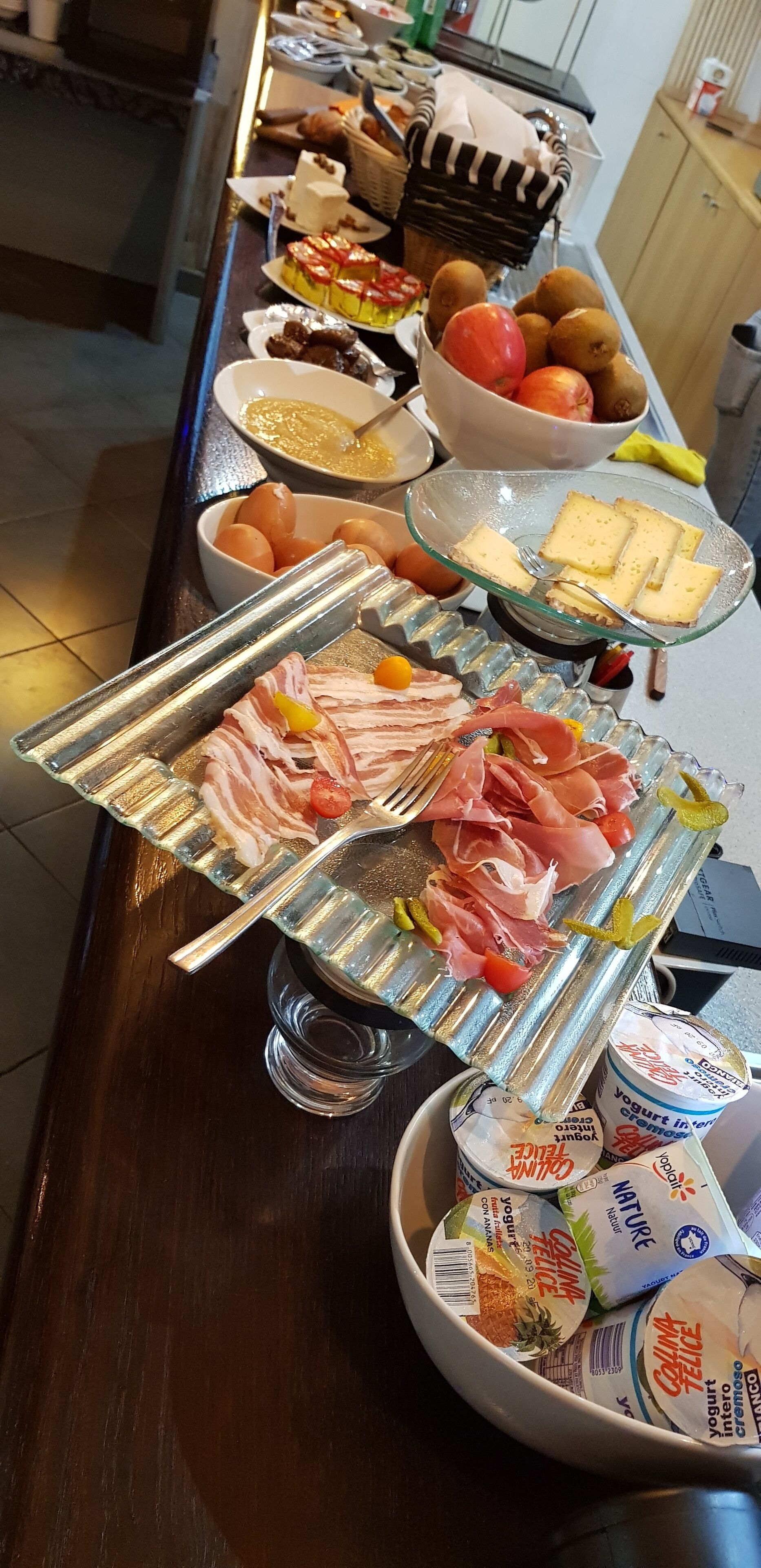 breakfast, lunch, dinner served; regional cuisine