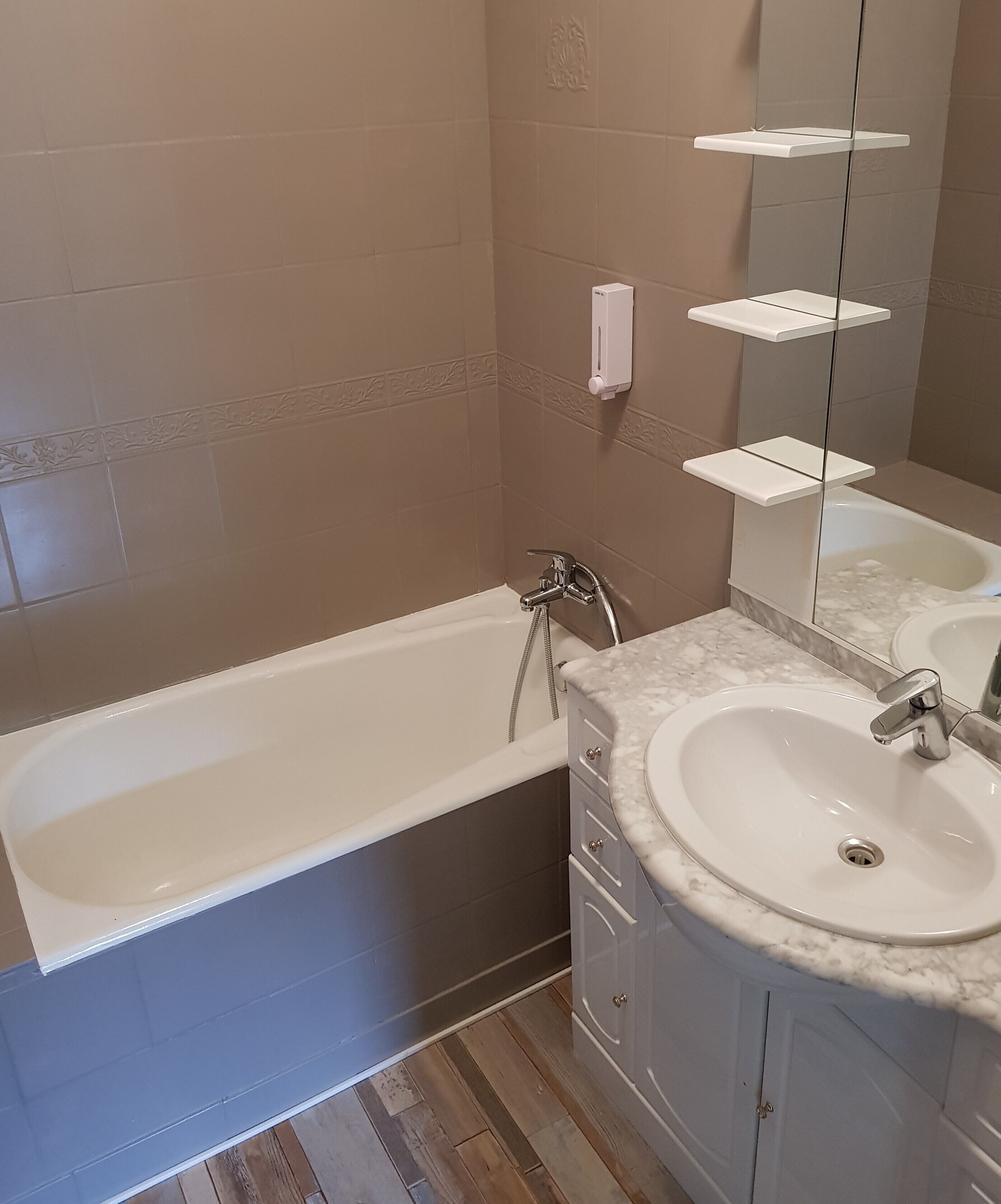 standard double room | bathroom | shower, free toiletries, hair dryer, towels