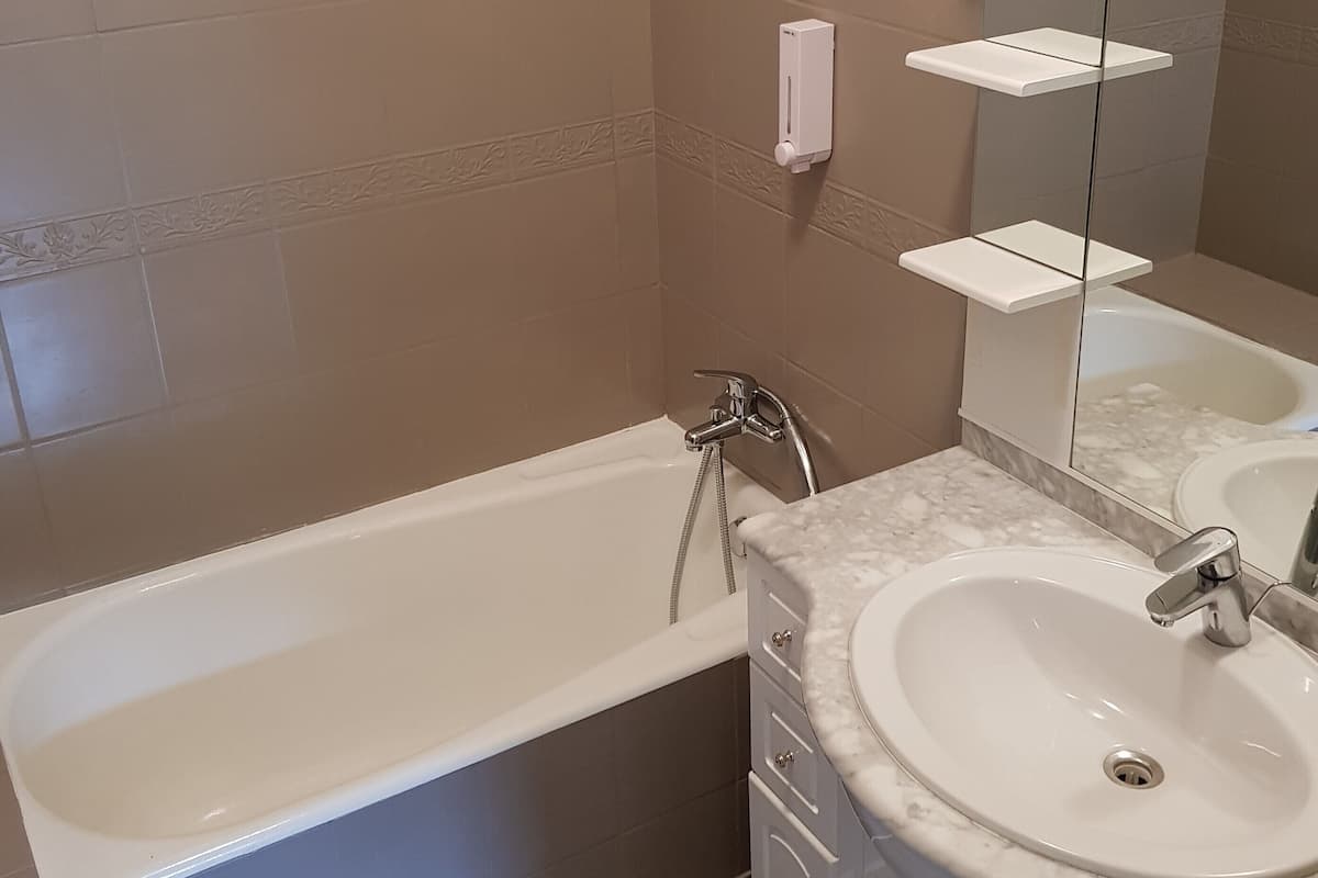 standard double room | bathroom | shower, free toiletries, hair dryer, towels