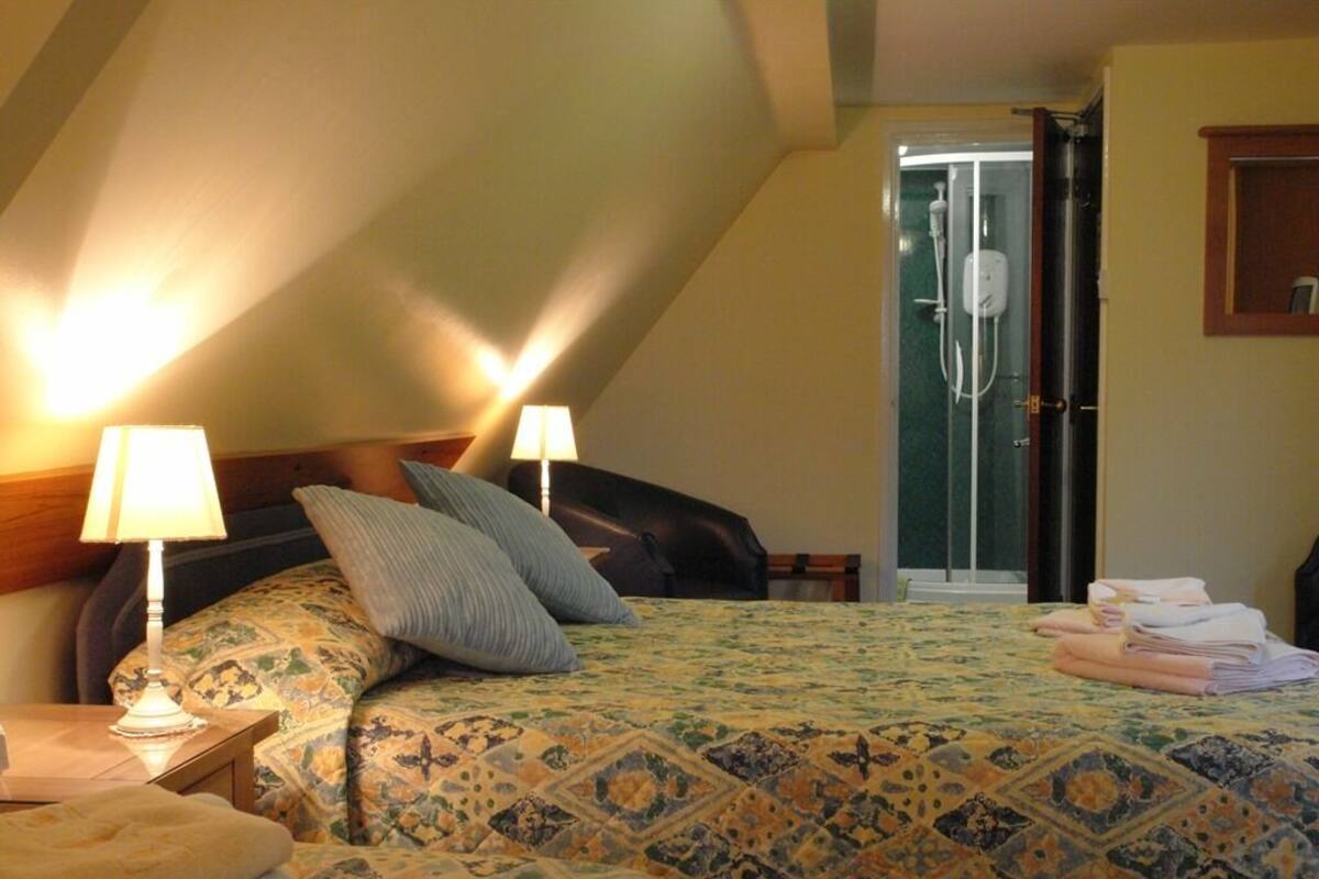 Suite, Ensuite (2 Ad& 1Ch 6 years above)