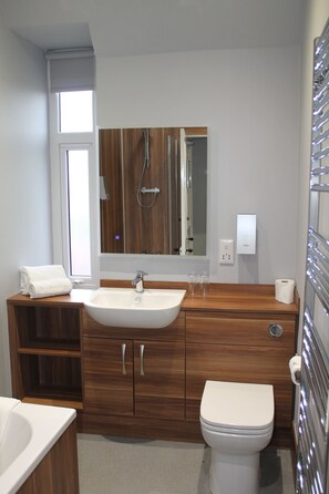 Free toiletries, hair dryer, towels - Northern Sands Hotel (Thurso)