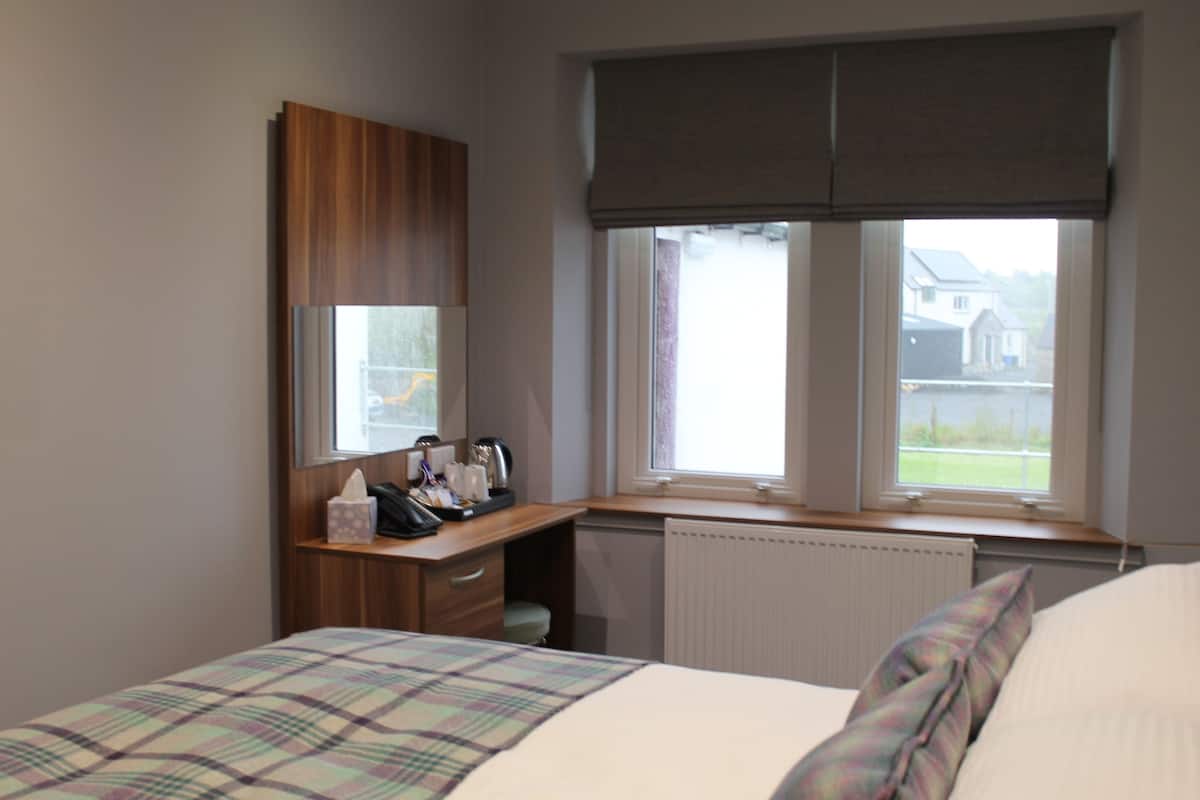 Classic Double Room, 1 King Bed | Hypo-allergenic bedding, Select Comfort beds, desk, blackout curtains