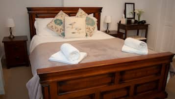 Deluxe King Suite | Hypo-allergenic bedding, individually decorated, individually furnished