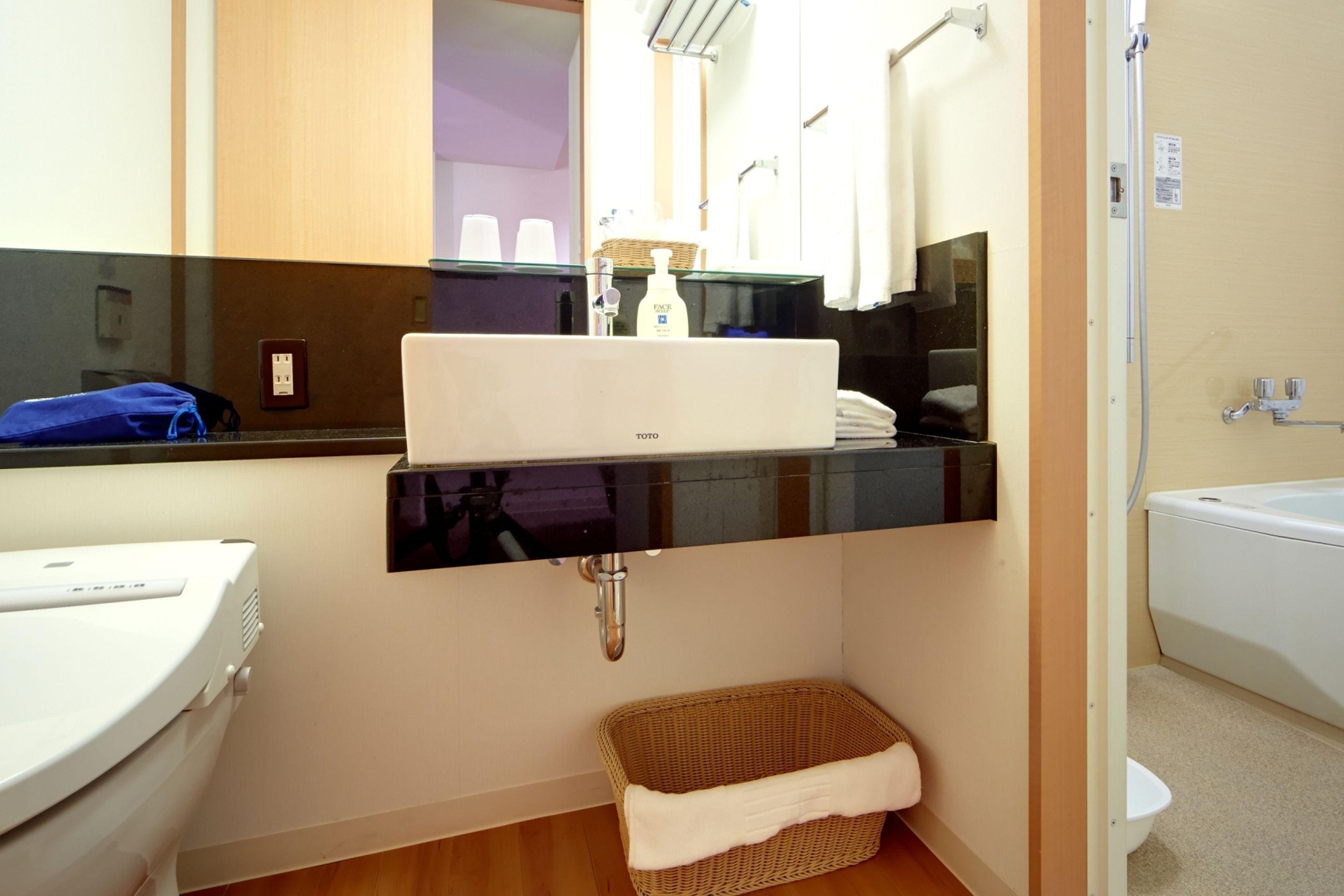 combined shower/bathtub, deep-soaking bathtub, free toiletries