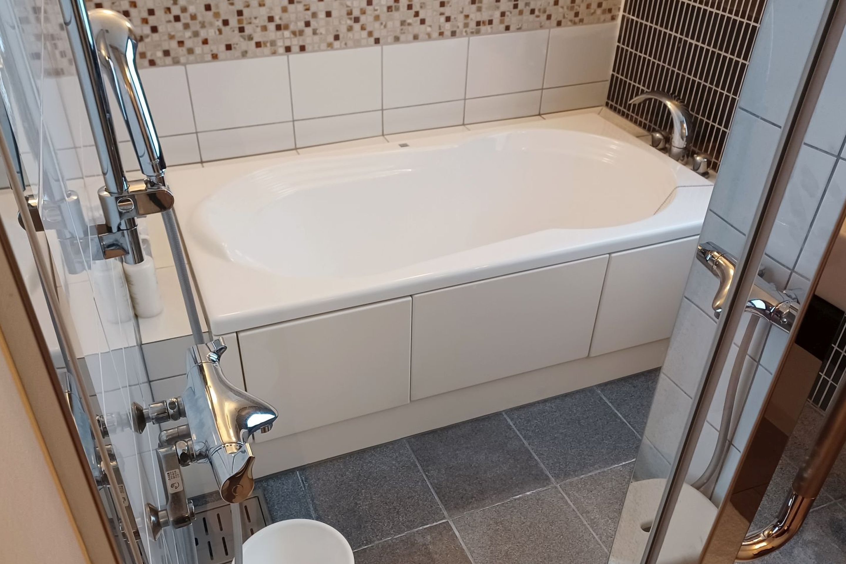 combined shower/bathtub, deep-soaking bathtub, free toiletries