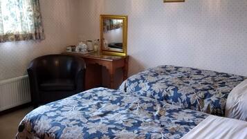 Twin Room, Ensuite | Dilengkapkan perabot secara berasingan, meja, Wi-fi percuma