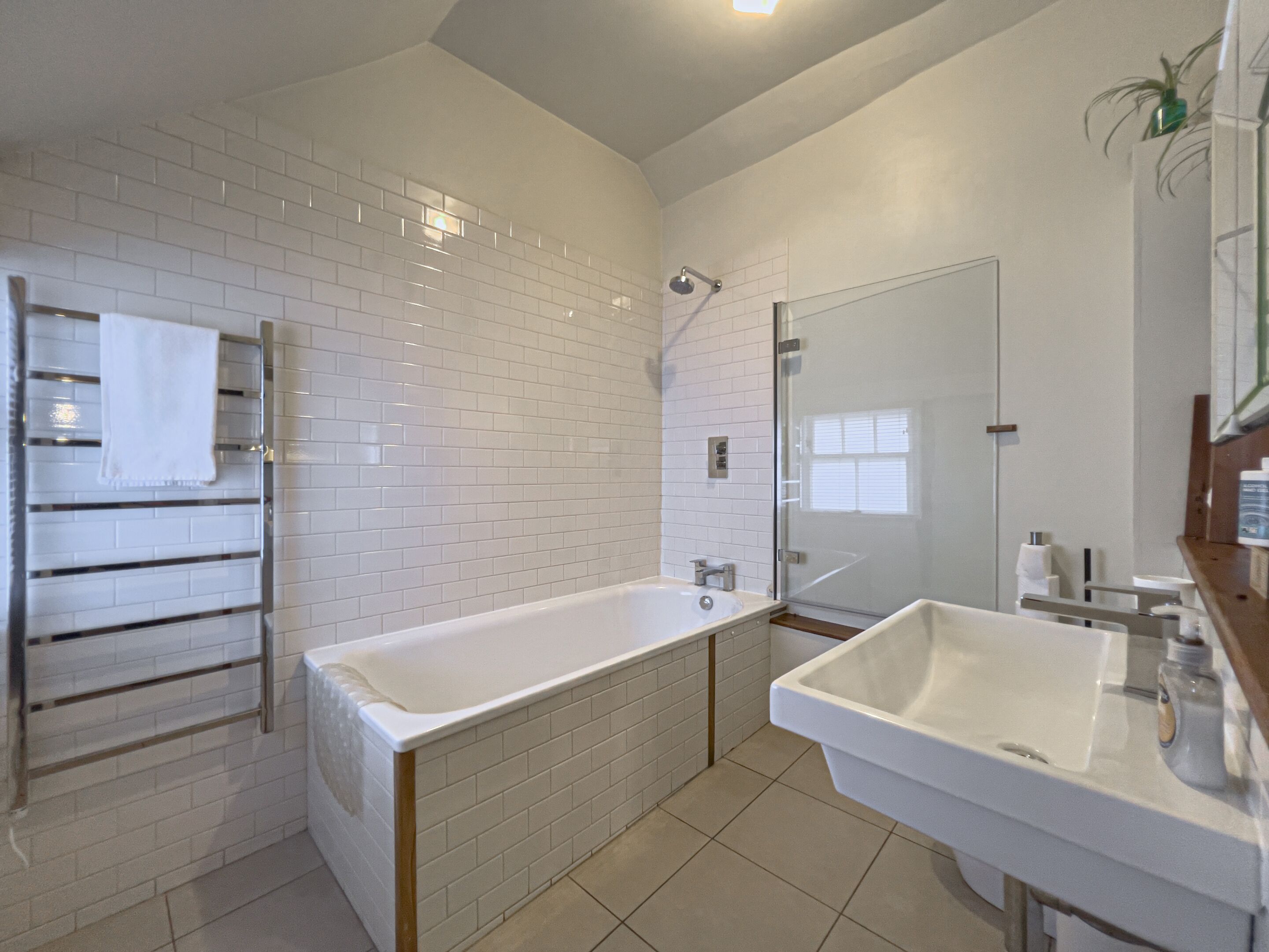 Un baño moderno con bañera, ducha y lavamanos.