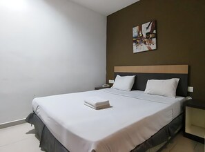 Standard Room | In-room safe, iron/ironing board, bed sheets - Leo Express Hotel (Kuala Lumpur)