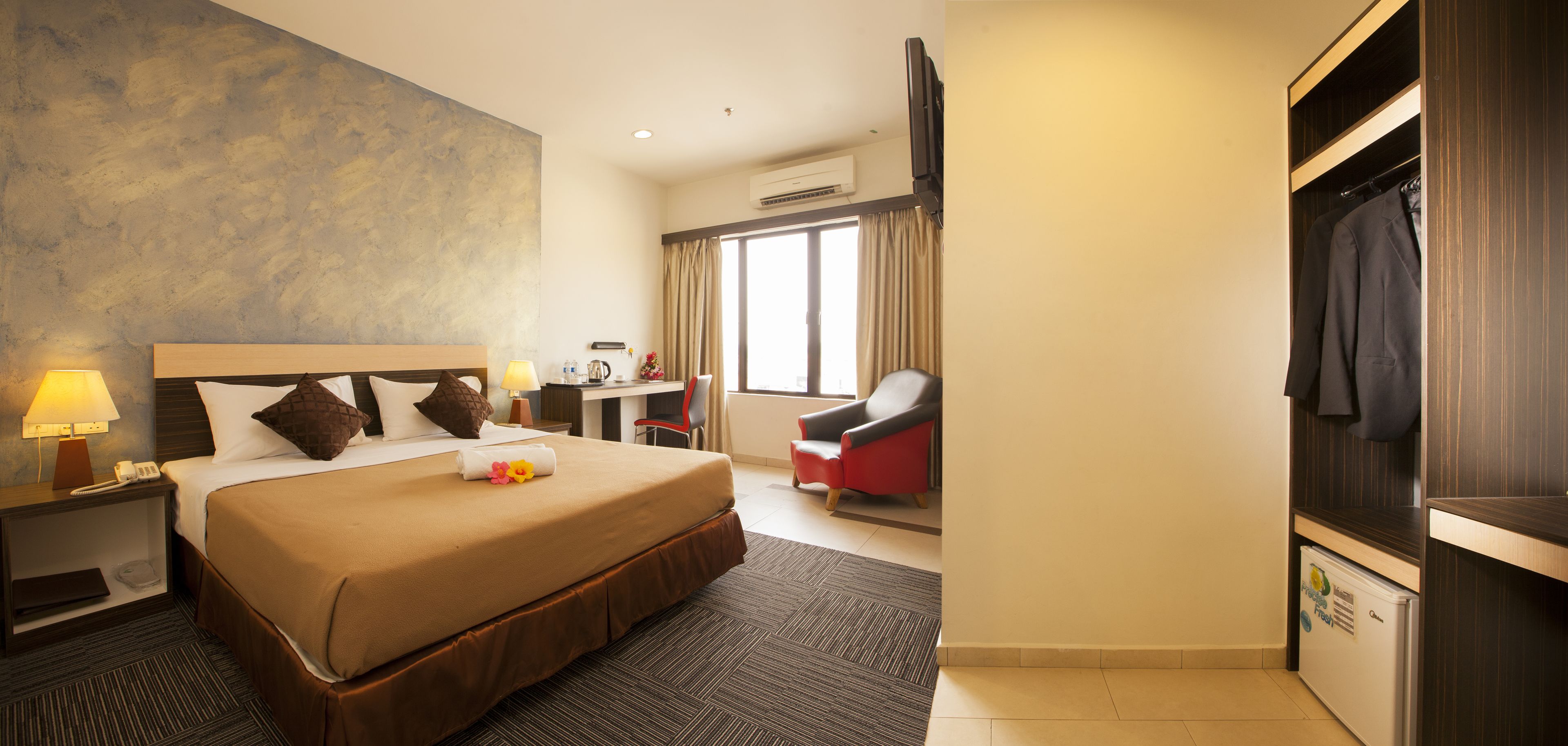 Safe på rommet, strykejern/-brett og sengetøy