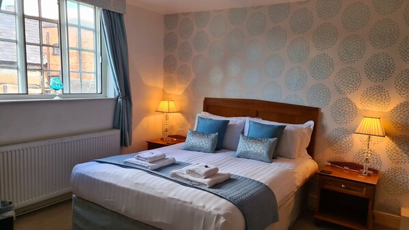 Triple Room, Ensuite (King + Sofa Bed) - The Bull Hotel (Ludlow)