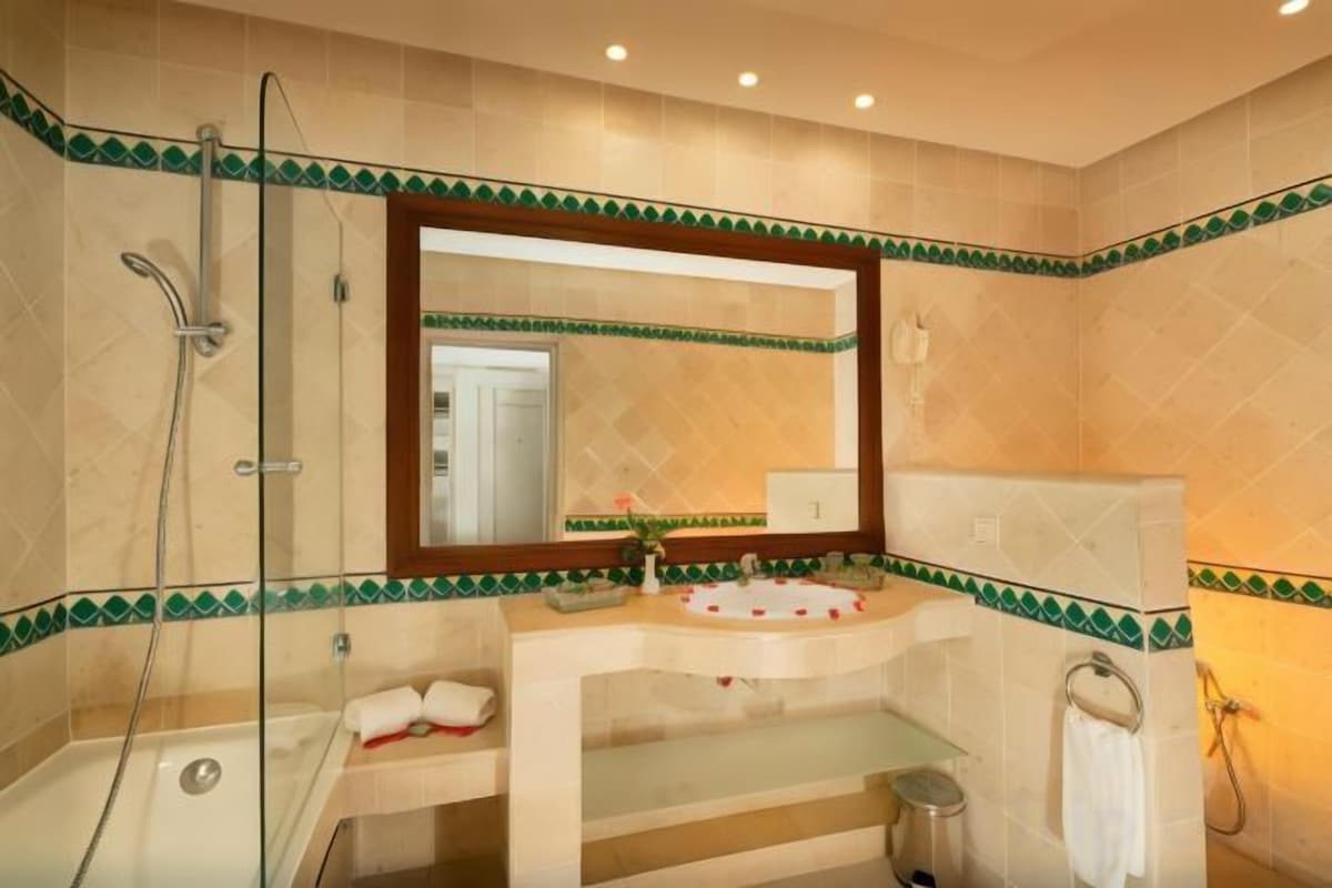 Bathroom | Combined shower/tub, free toiletries, hair dryer, towels
