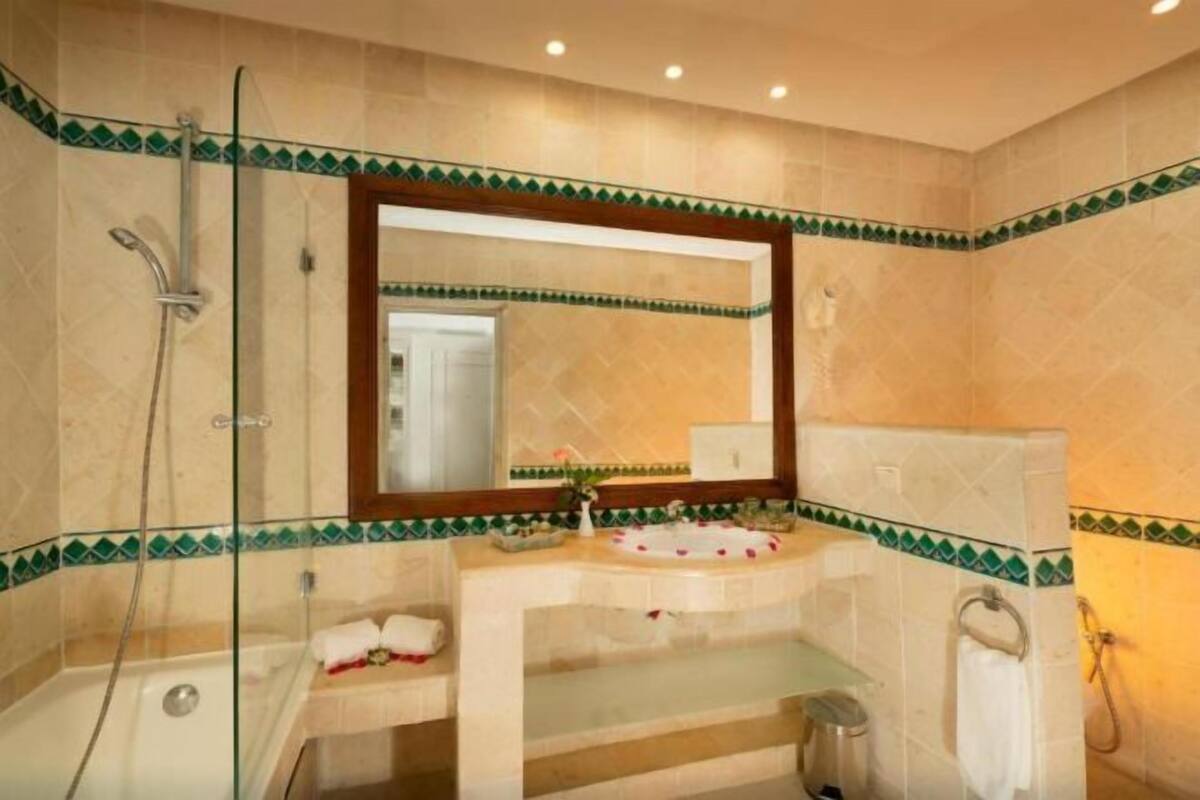Combined shower/bathtub, free toiletries, hair dryer, towels
