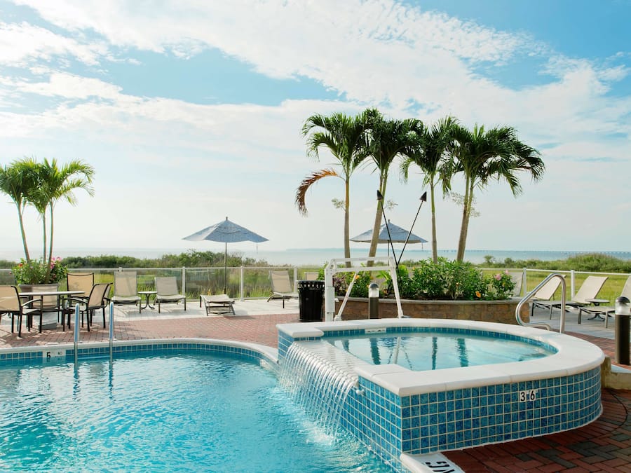 Een binnenzwembad, een seizoensgebonden buitenzwembad