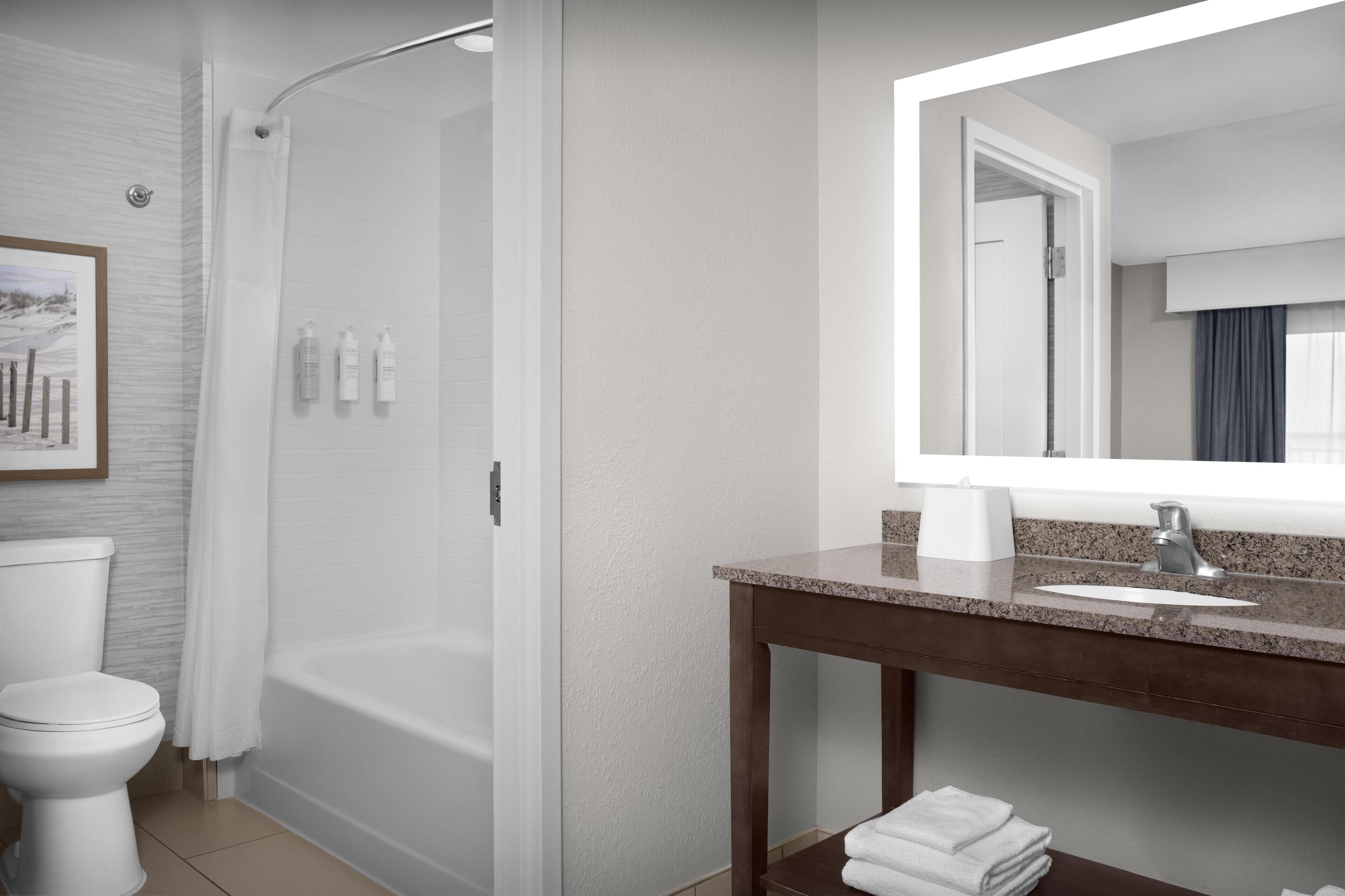 Ein modernes Badezimmer mit Dusche, Toilette und Waschtisch.
