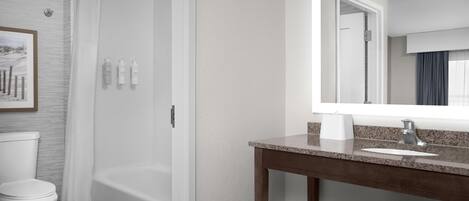 Ein modernes Badezimmer mit Dusche, Toilette und Waschtisch.