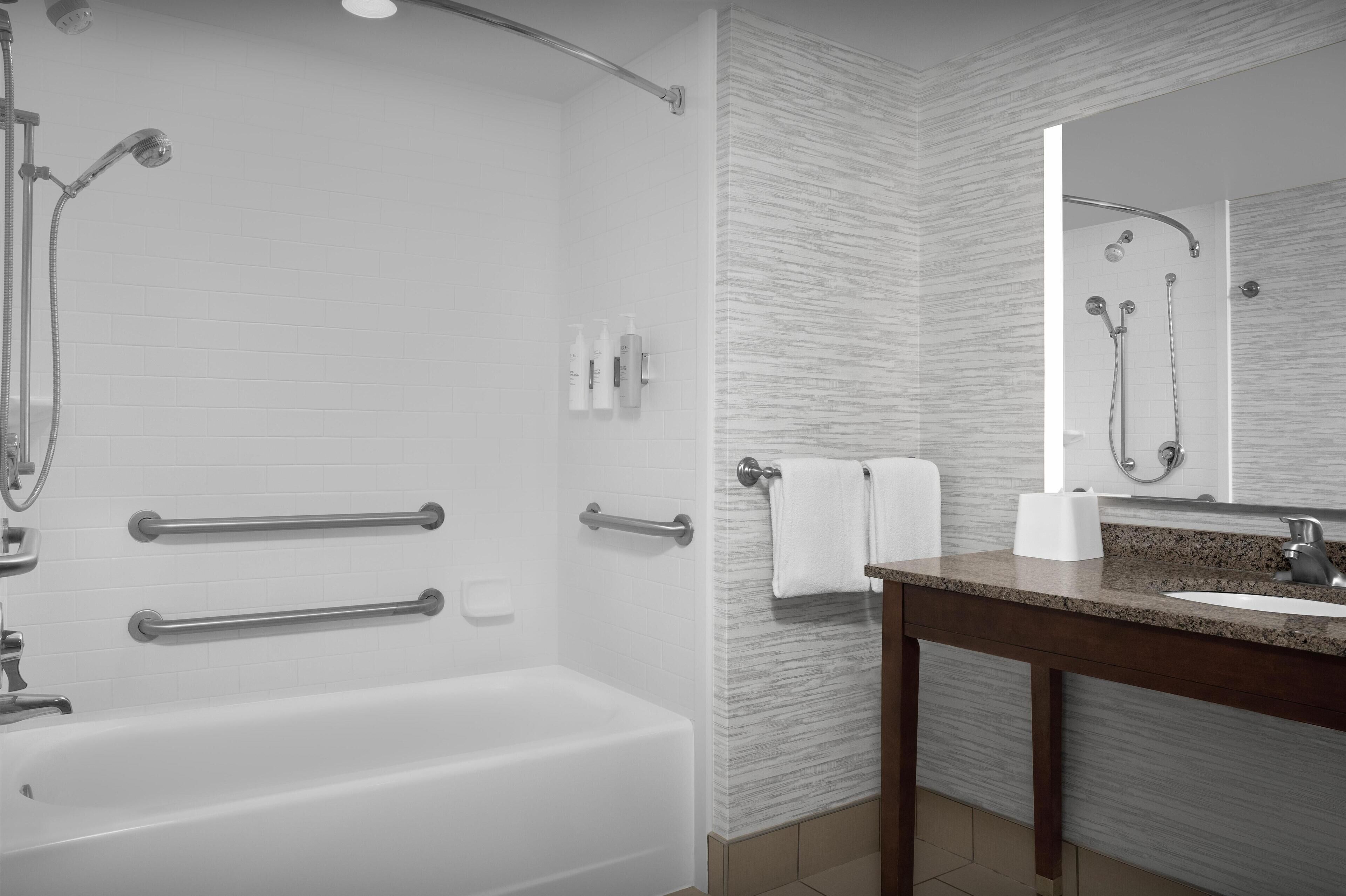 Un baño moderno con bañera, ducha y tocador.