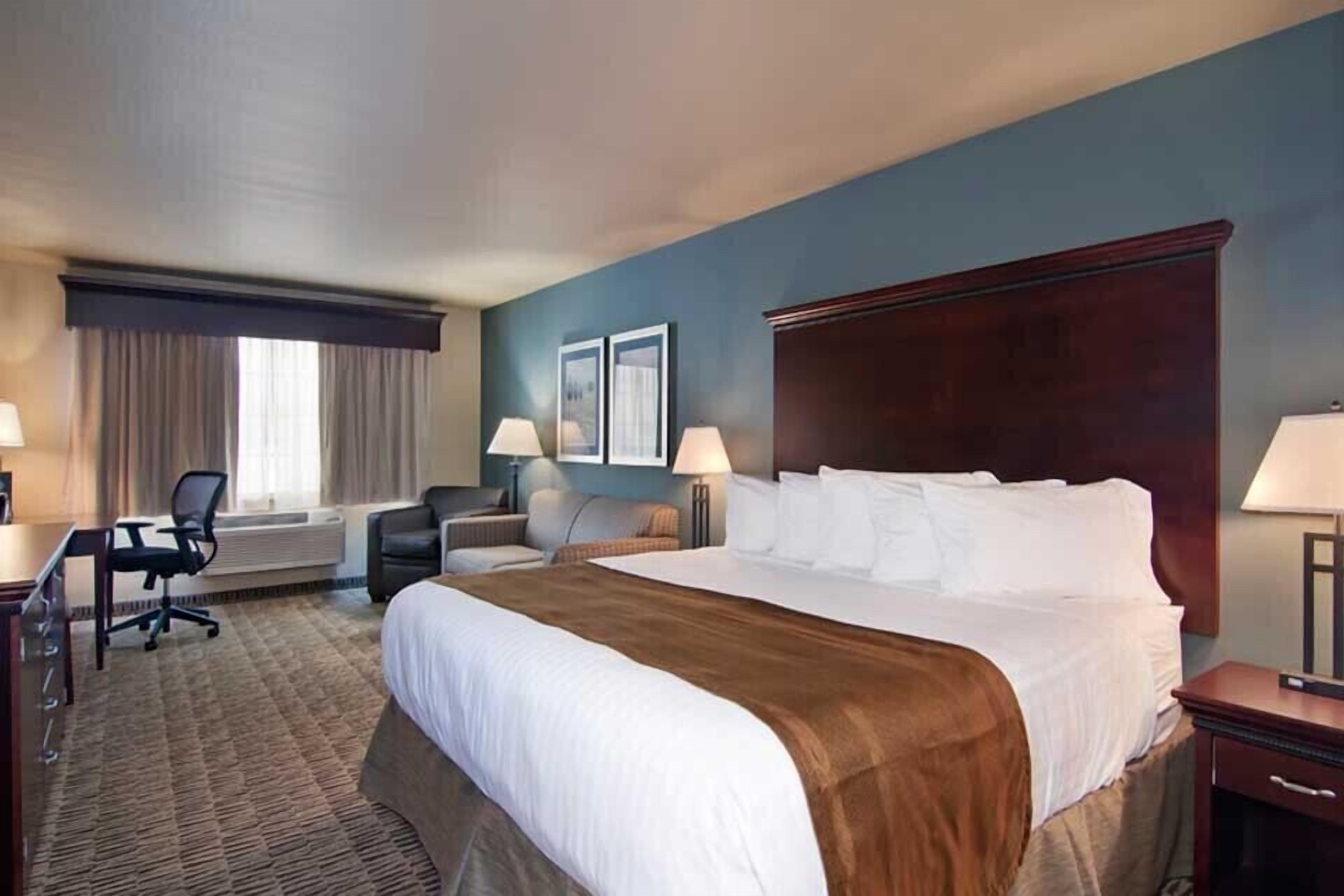 Laptop workspace, iron/ironing board, free WiFi, bed sheets