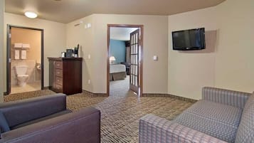 Standard Suite, 1 King Bed, Non Smoking, Jetted Tub | Living room | Flat-screen TV