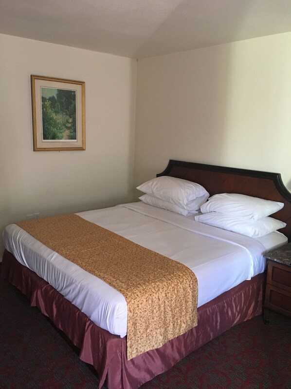 Premier Room, 1 King Bed, Non Smoking | Iron/ironing board, free WiFi, bed sheets