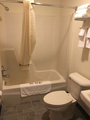 Combined shower/tub, free toiletries, hair dryer, towels - Waterford Inns on the Hudson (Waterford)