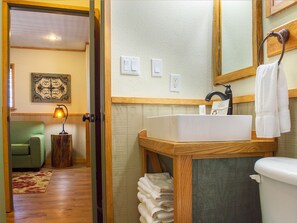 Hotel Room Two Queen Beds | Baño | Artículos de higiene personal gratuitos y toallas