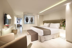 Hypo-allergenic bedding, minibar, in-room safe, desk