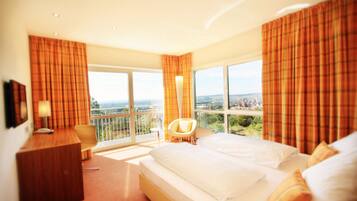 Hypo-allergenic bedding, in-room safe, desk, blackout drapes